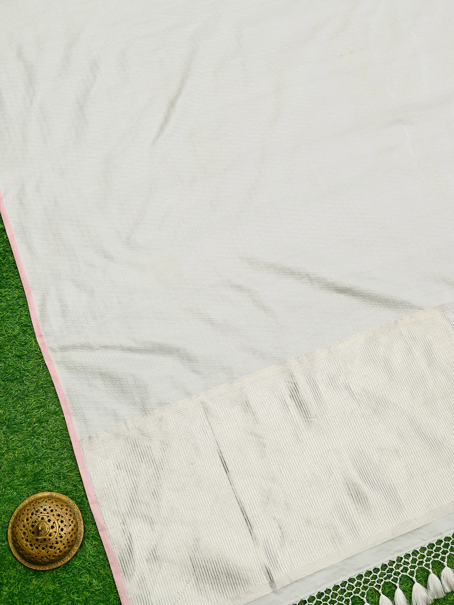 White Satin Tanchoi Handloom Banarasi Saree